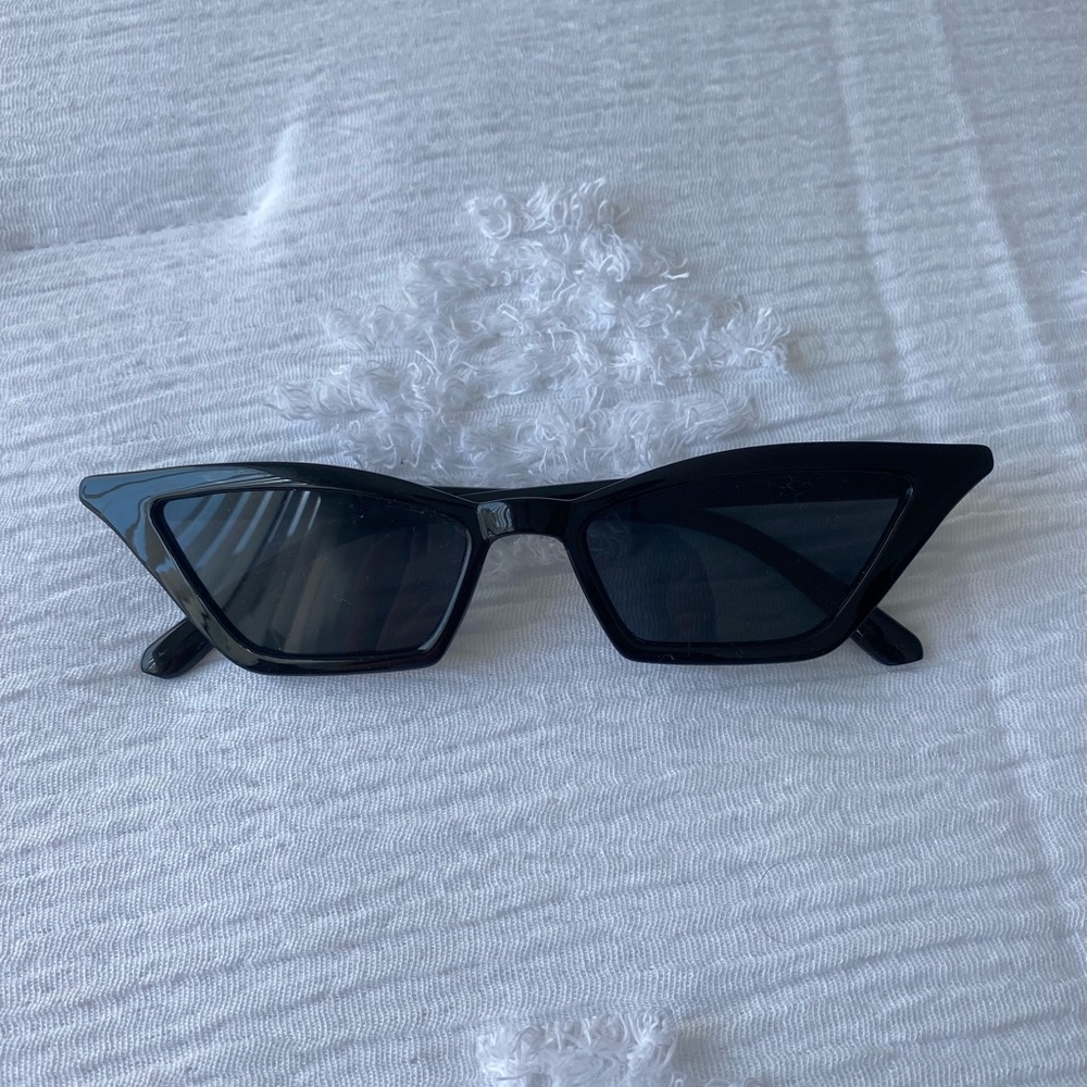 BLACK RETRO CATEYE SUNGLASSES